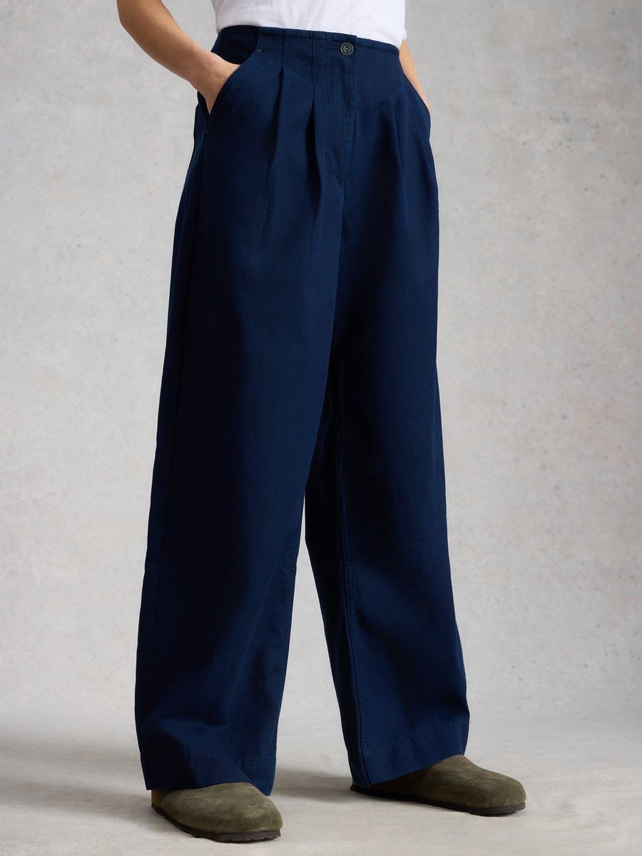 Weite Bundfaltenhose in Marineblau