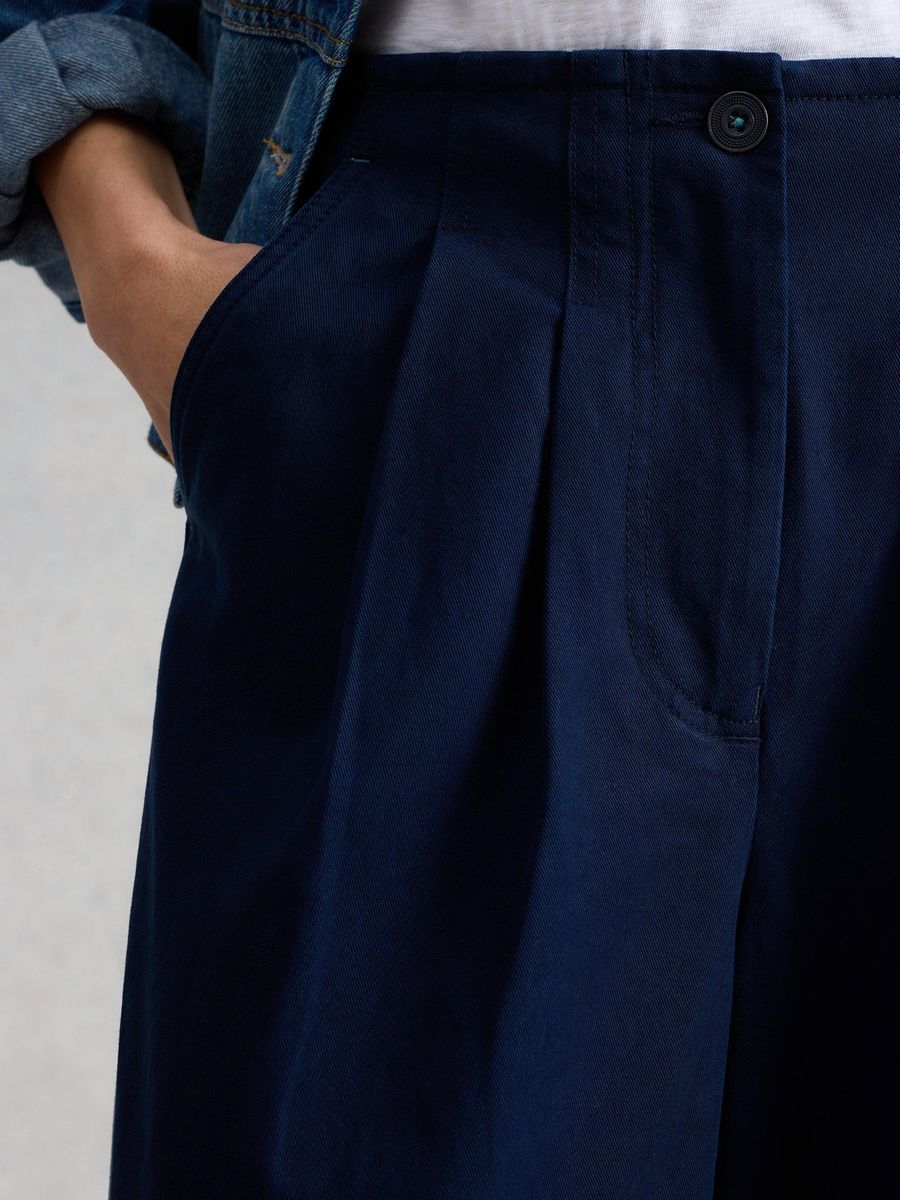 Weite Bundfaltenhose in Marineblau