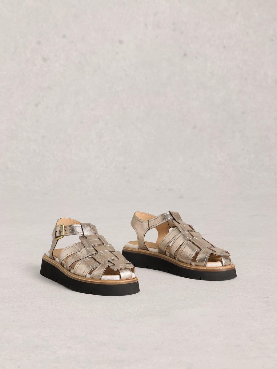 Riemensandalen mit Plateau und Korbgeflecht