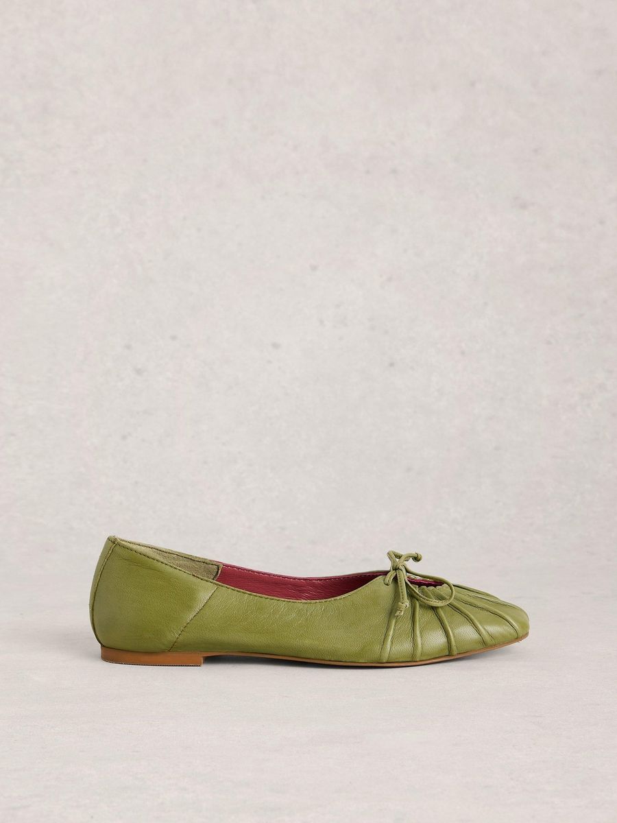 Geraffte Ballerinas aus Leder mit Schleife