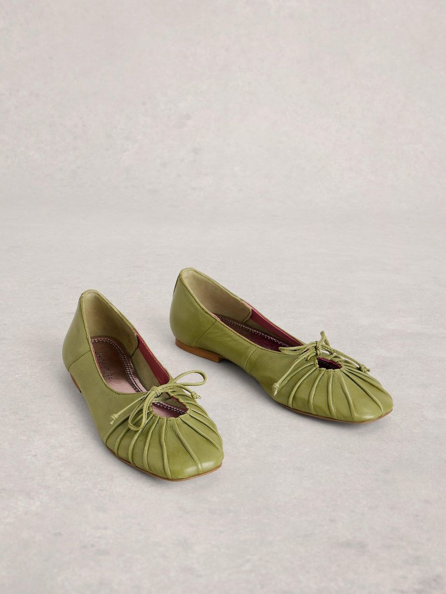 Geraffte Ballerinas aus Leder mit Schleife