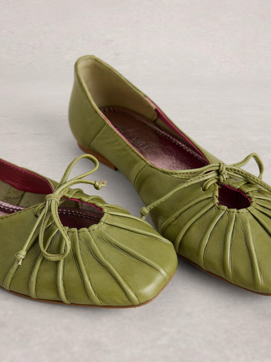 Geraffte Ballerinas aus Leder mit Schleife