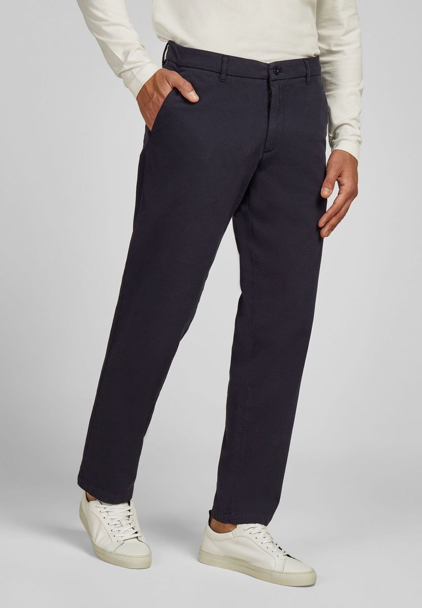 Moderne, schmal zulaufende Chino-Hose