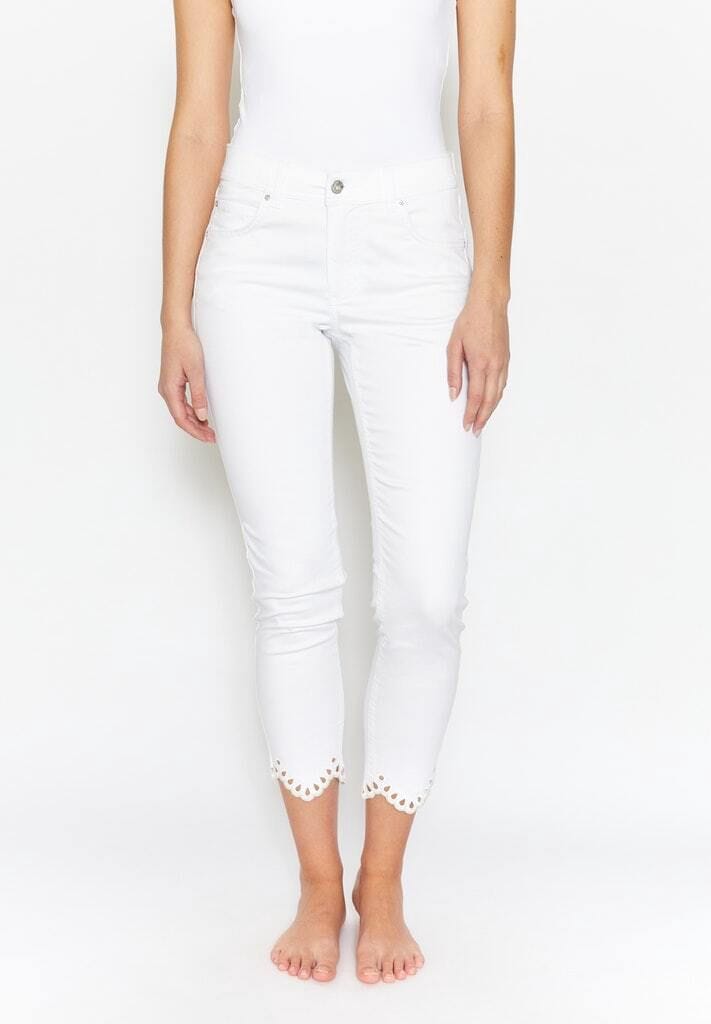 Weiße Cropped Jeans mit Muschelsaum