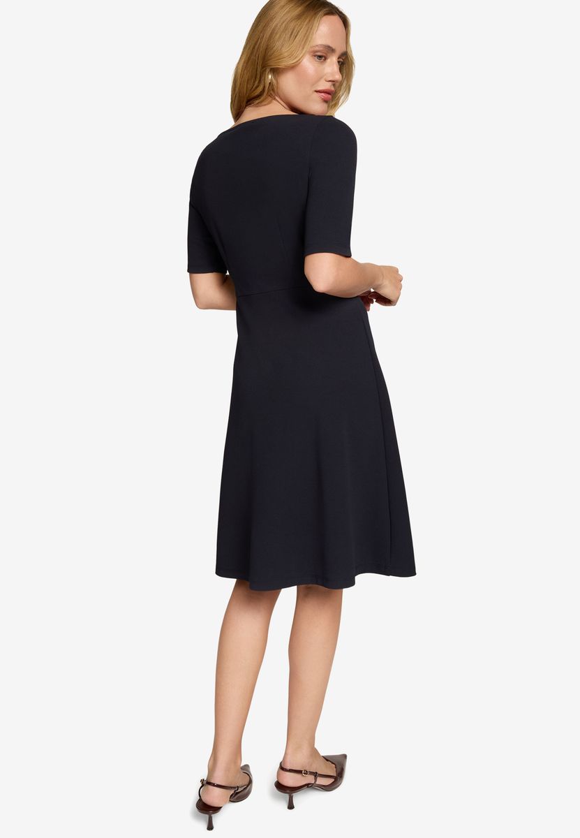 Elegantes Jerseykleid mit Bootausschnitt