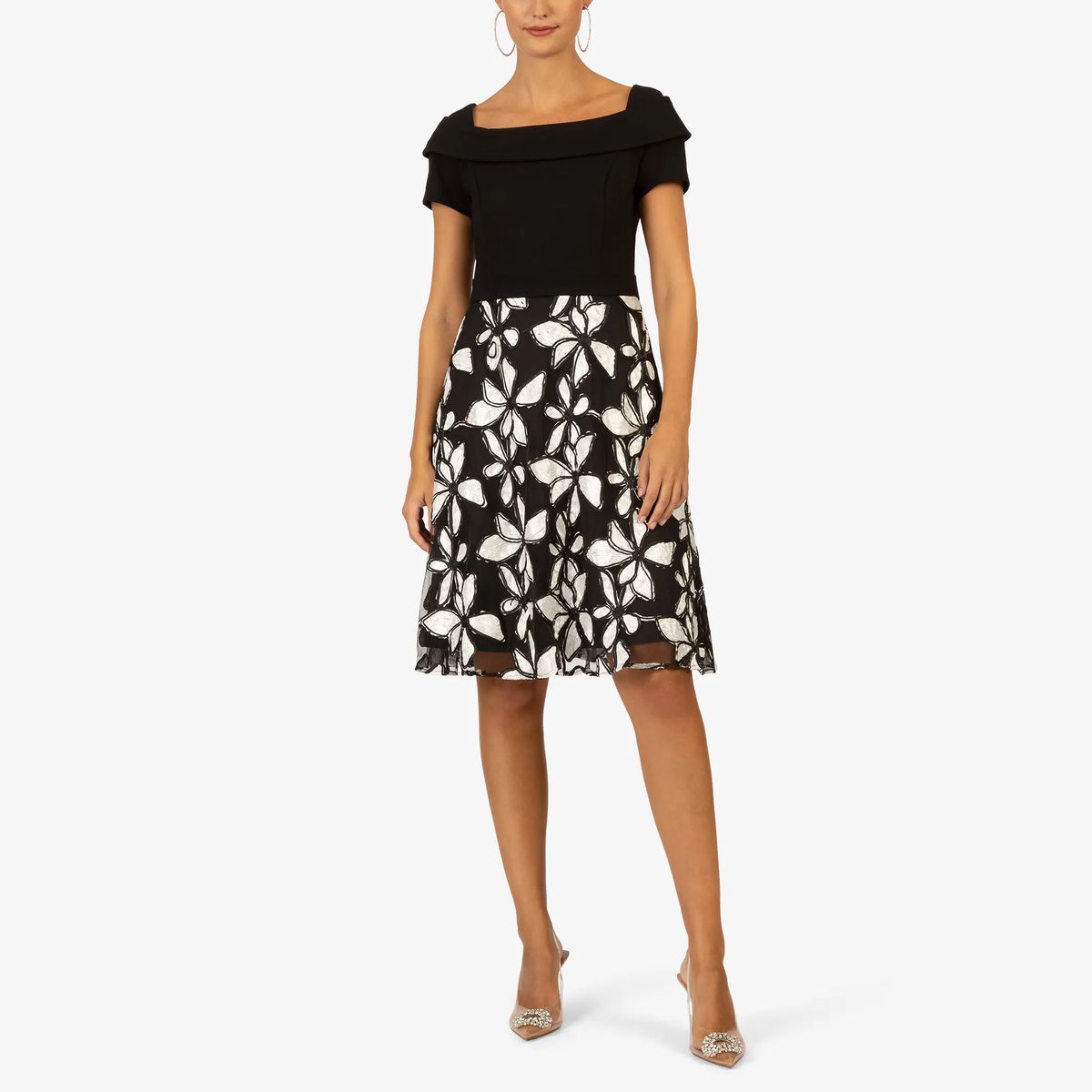 Ausgestelltes Kleid mit floralen Applikationen