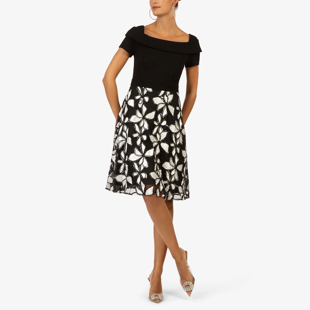 Ausgestelltes Kleid mit floralen Applikationen