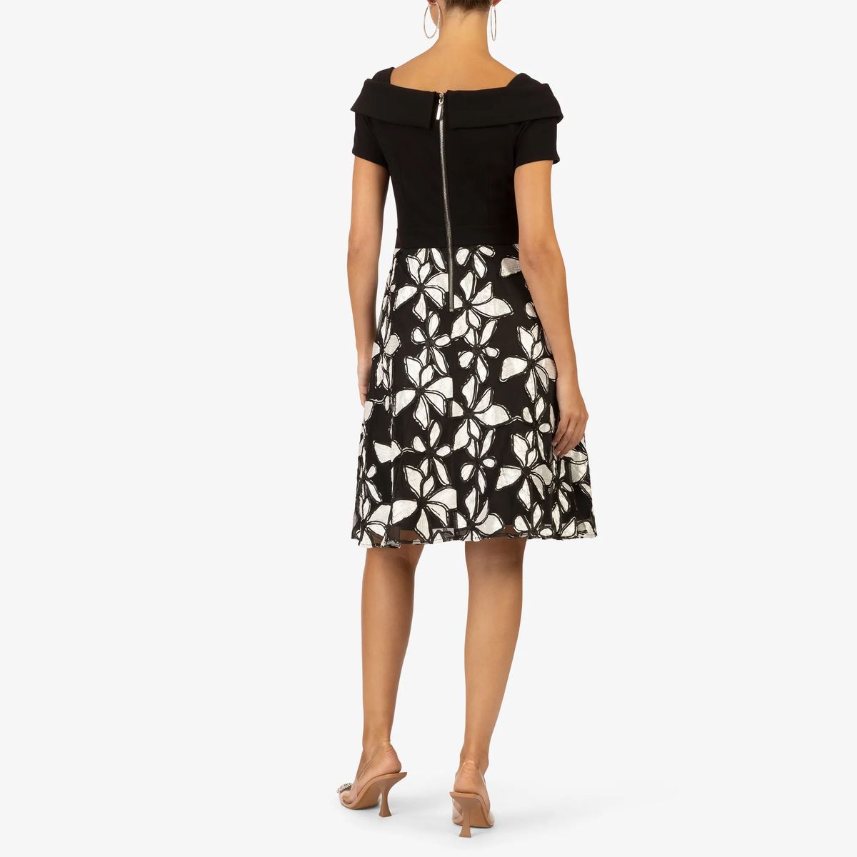 Ausgestelltes Kleid mit floralen Applikationen
