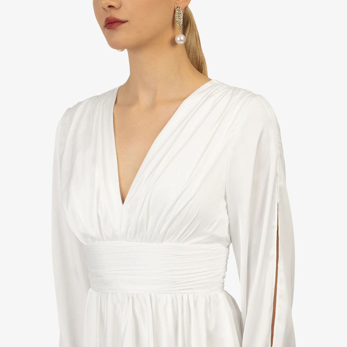 Elegantes Kleid mit V-Ausschnitt und langen Ärmeln