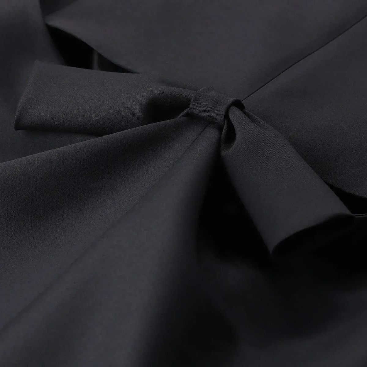 Modernes Midi-Kleid aus Wolle und Seide mit Schleife