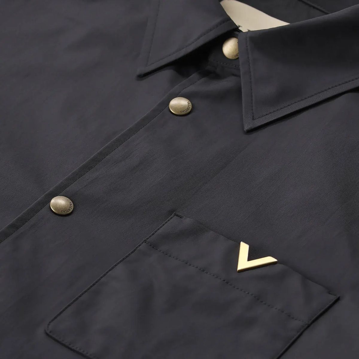 Oversize Hemdjacke aus Nylon mit Logo