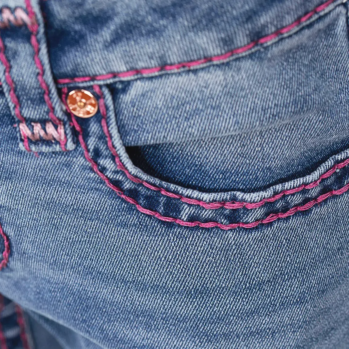Bootcut-Jeans mit pinkfarbenen Nähten