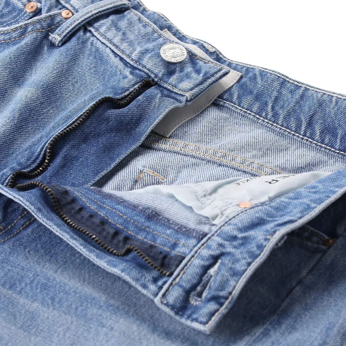 Weit geschnittene Jeans mit Knöchelaufschlag