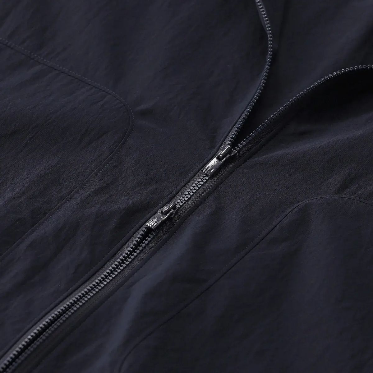 Kapuzen-Leichtgewichtsjacke mit Reißverschluss