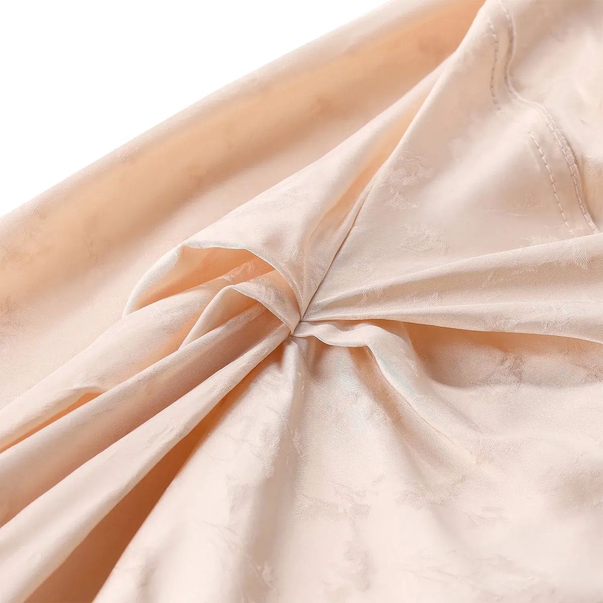 Elegantes Abendkleid mit Wasserfallausschnitt