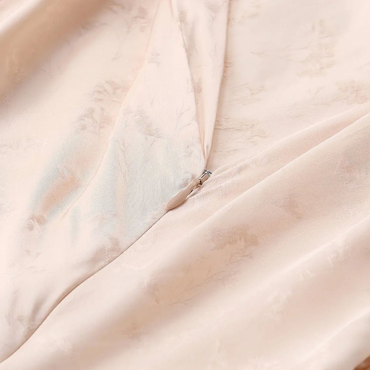 Elegantes Abendkleid mit Wasserfallausschnitt