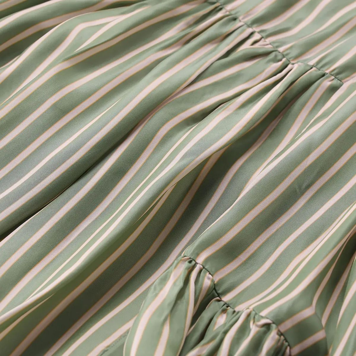 Gestreiftes Langarm-Midikleid