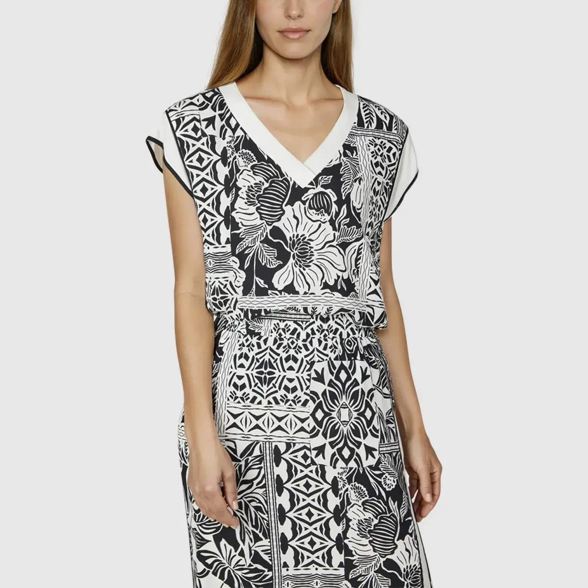 Top mit floral-geometrischem V-Ausschnitt