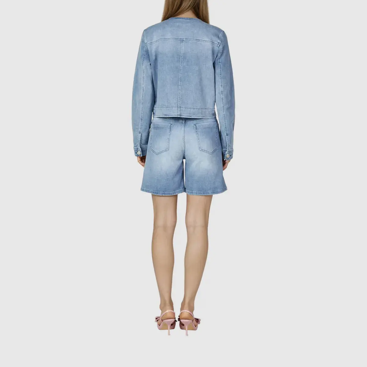 Kragenlose Kurzjacke aus Denim mit Brosche