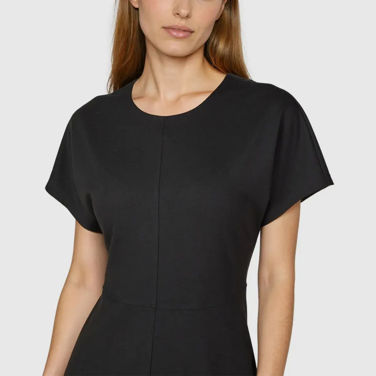 Schwarzes Midi-Kleid mit Fledermausärmeln