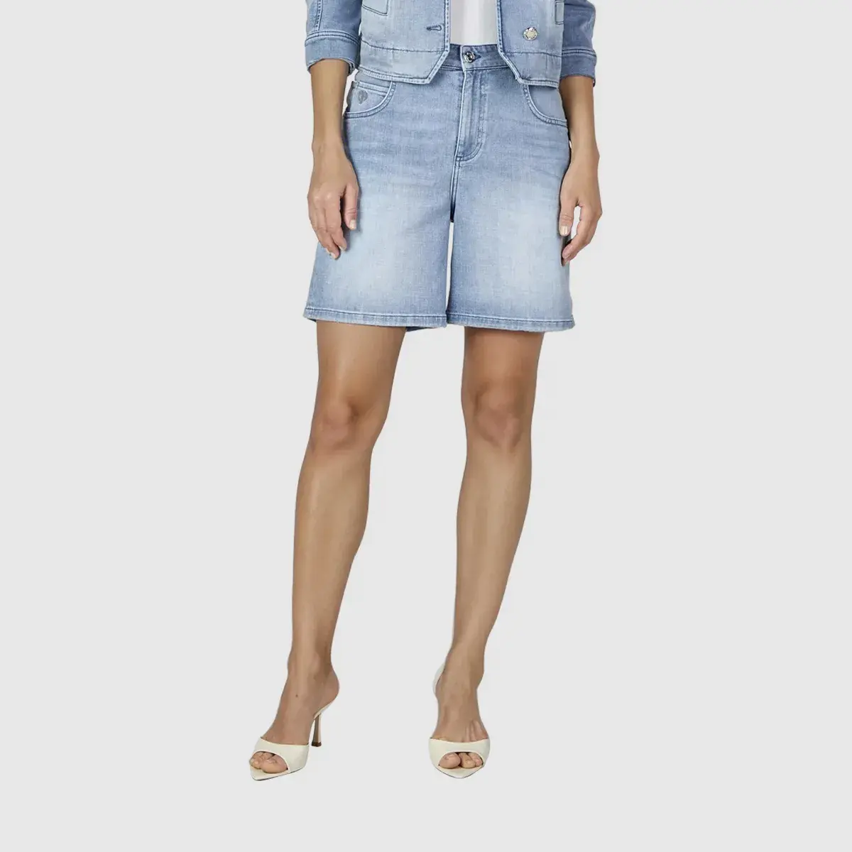 Bermuda-Shorts aus hellblauem Denim