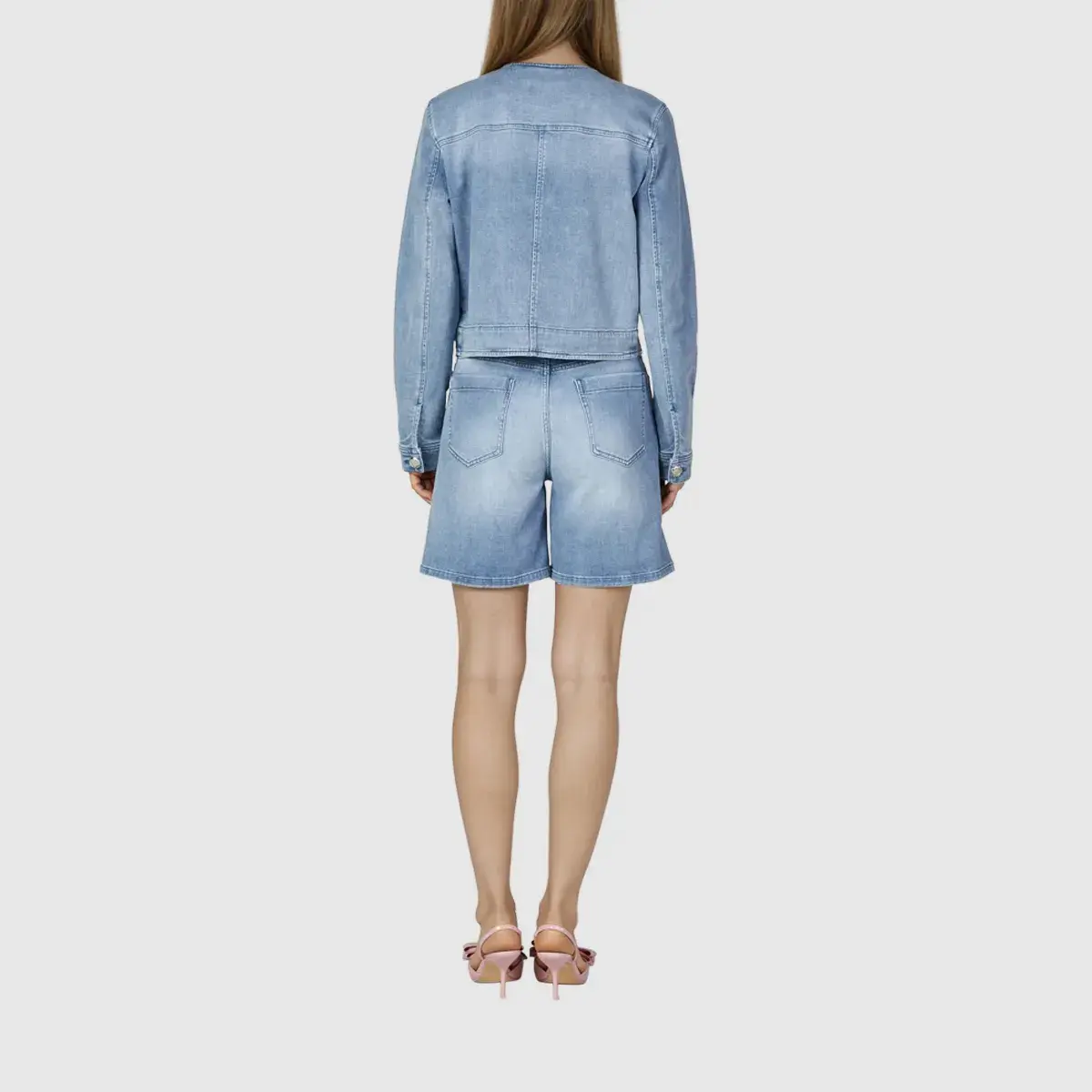 Bermuda-Shorts aus hellblauem Denim