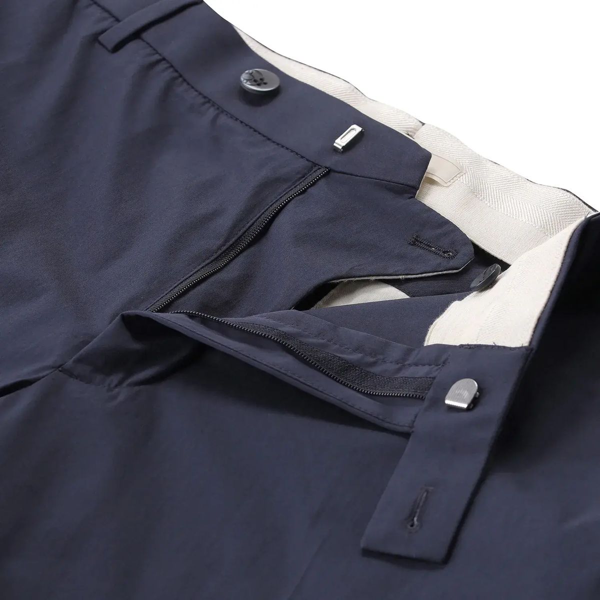 Moderne Chino-Hose mit Karotten-Schnitt