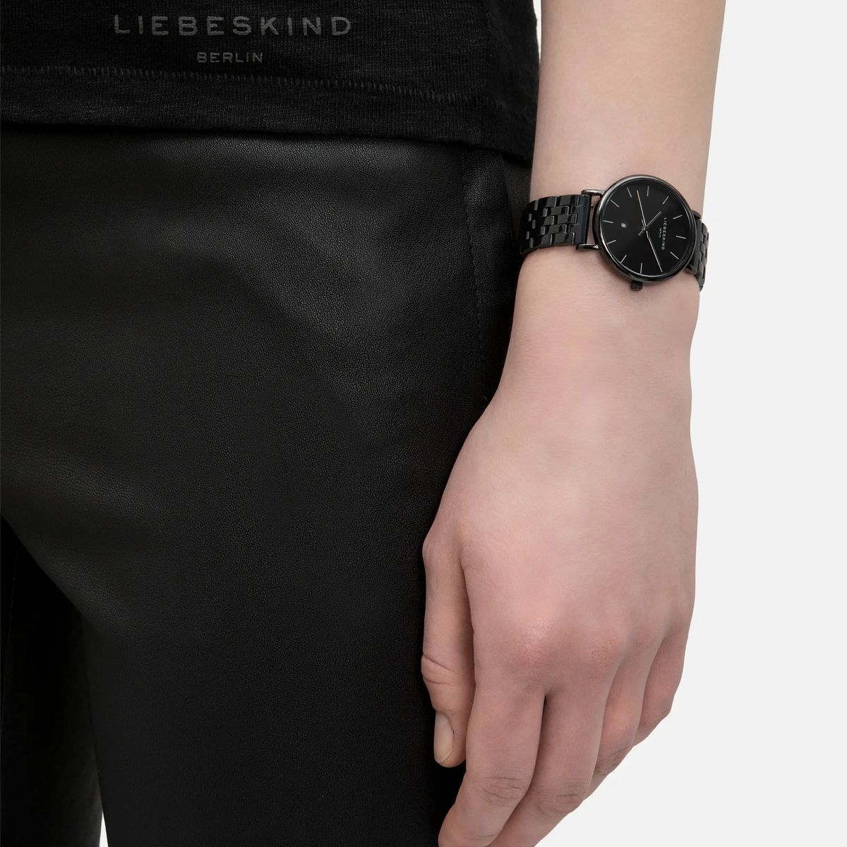 Minimalistische schwarze Edelstahluhr