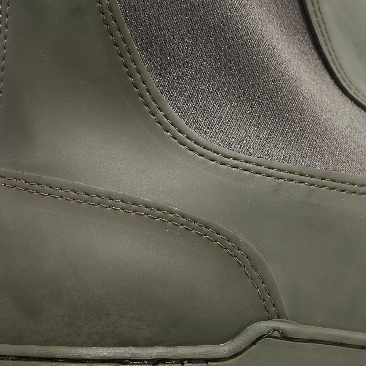 Klobige Chelsea Boots aus Recycling-Gummi