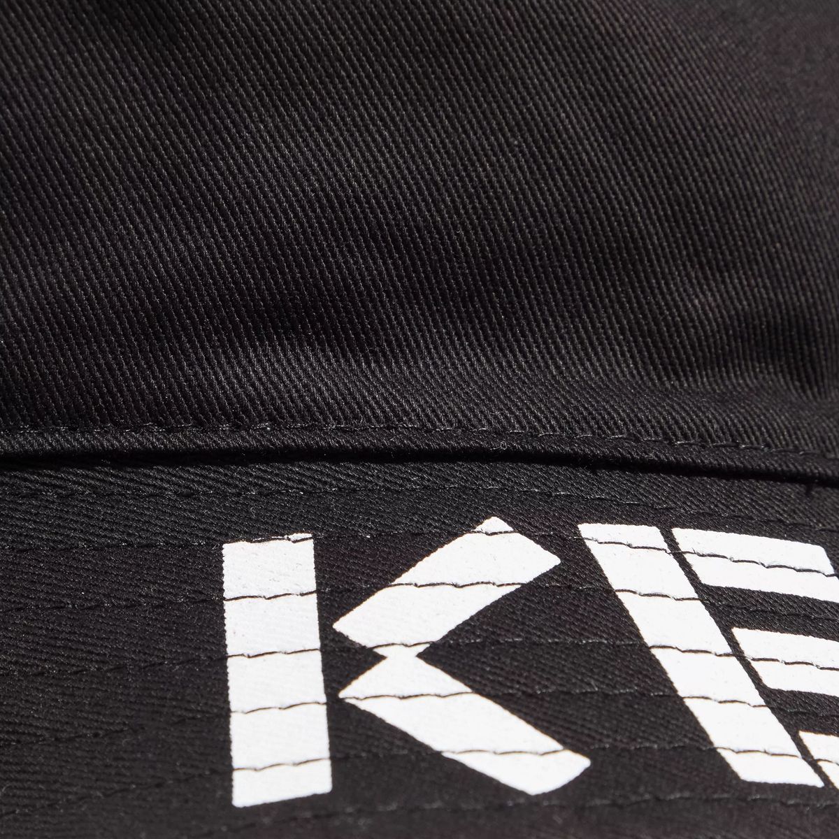 Schwarzer Wende-Bucket Hat mit Logo