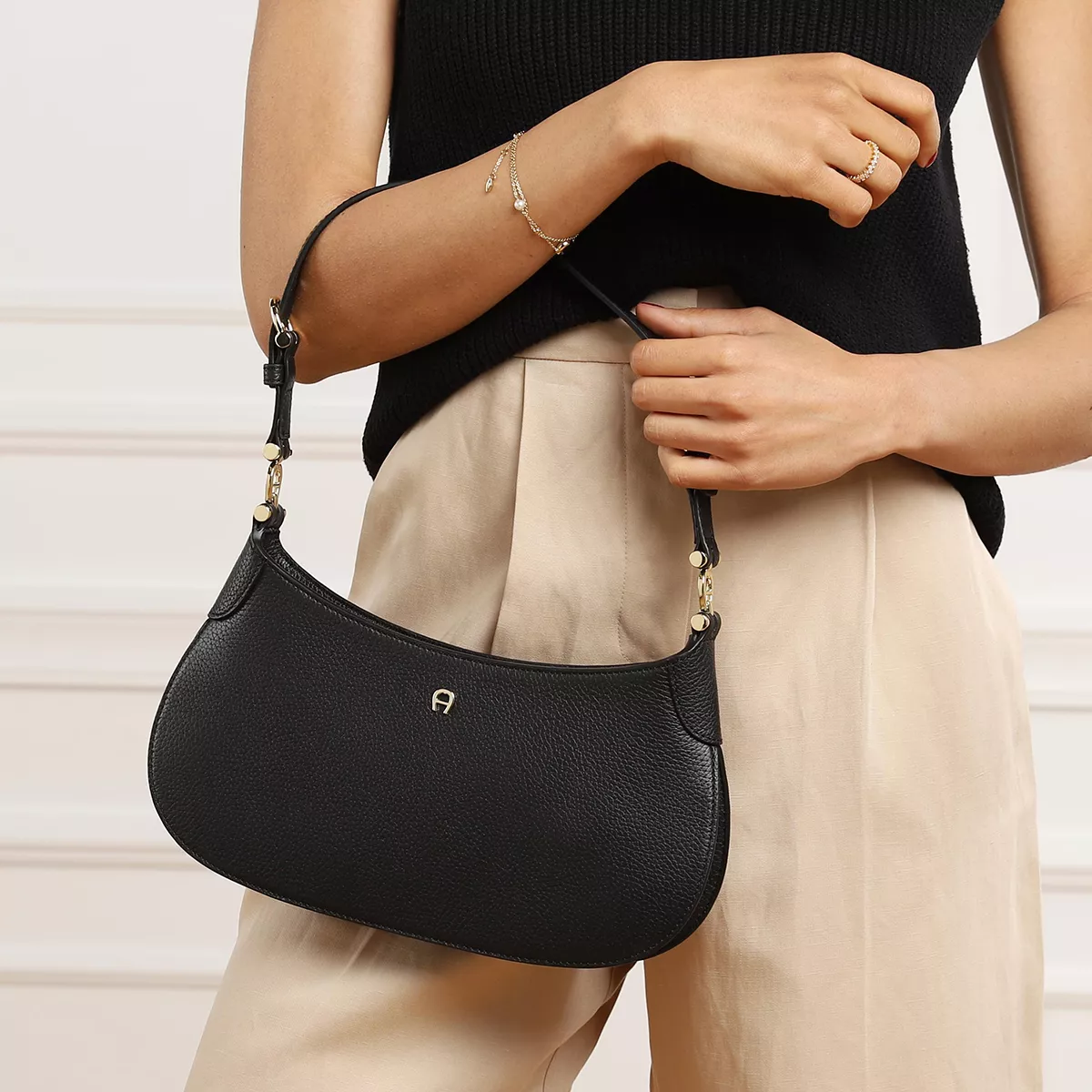 Schwarze Ledertasche mit Logo