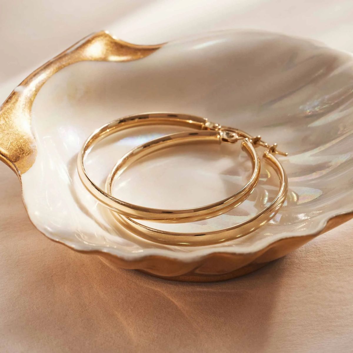 Klassische goldene Creolen