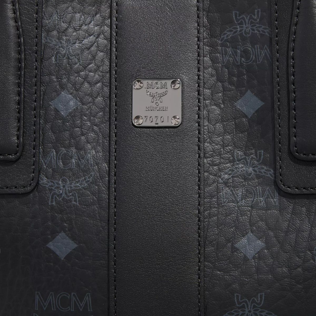 Handtasche aus geprägtem Monogrammleder