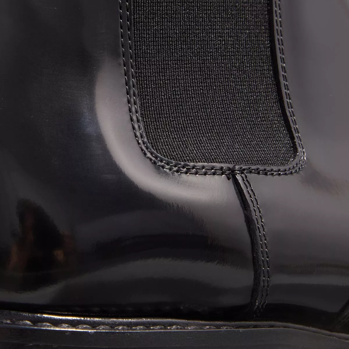 Schwarze Chelsea-Stiefel aus Lackleder