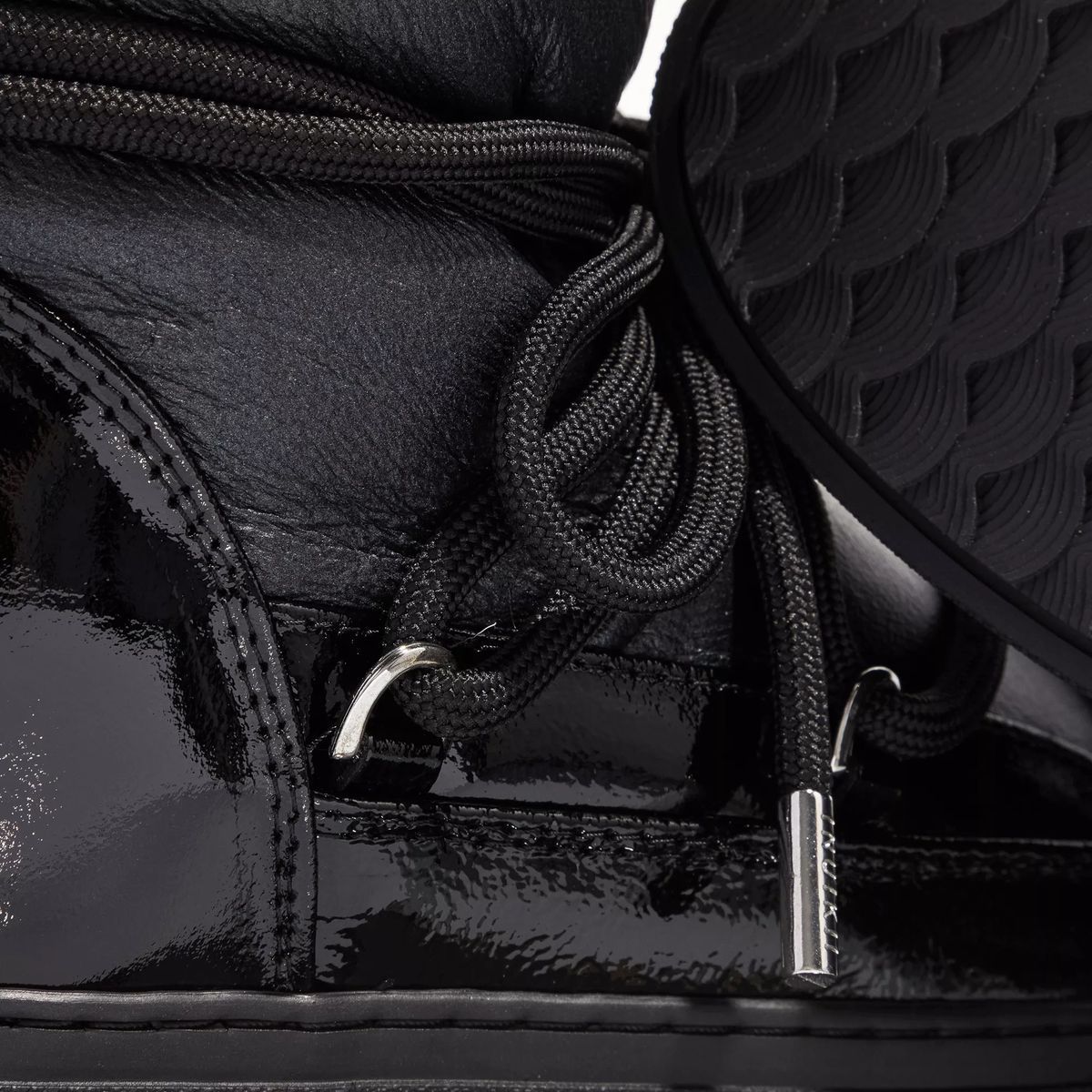 Schwarze, glänzende Winterstiefel aus Leder