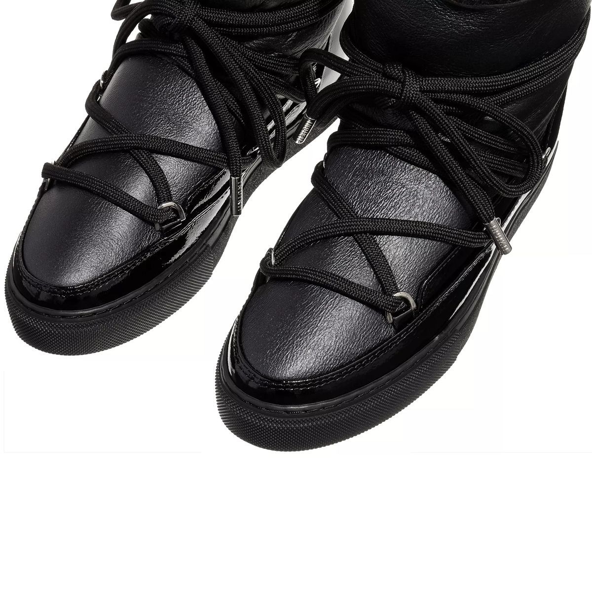 Schwarze, glänzende Winterstiefel aus Leder