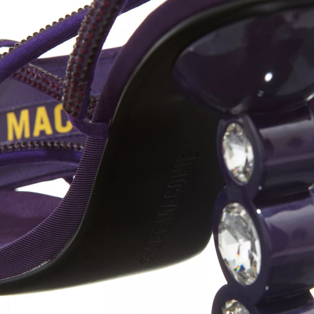 Lila Riemchensandalen mit Schmuckabsatz