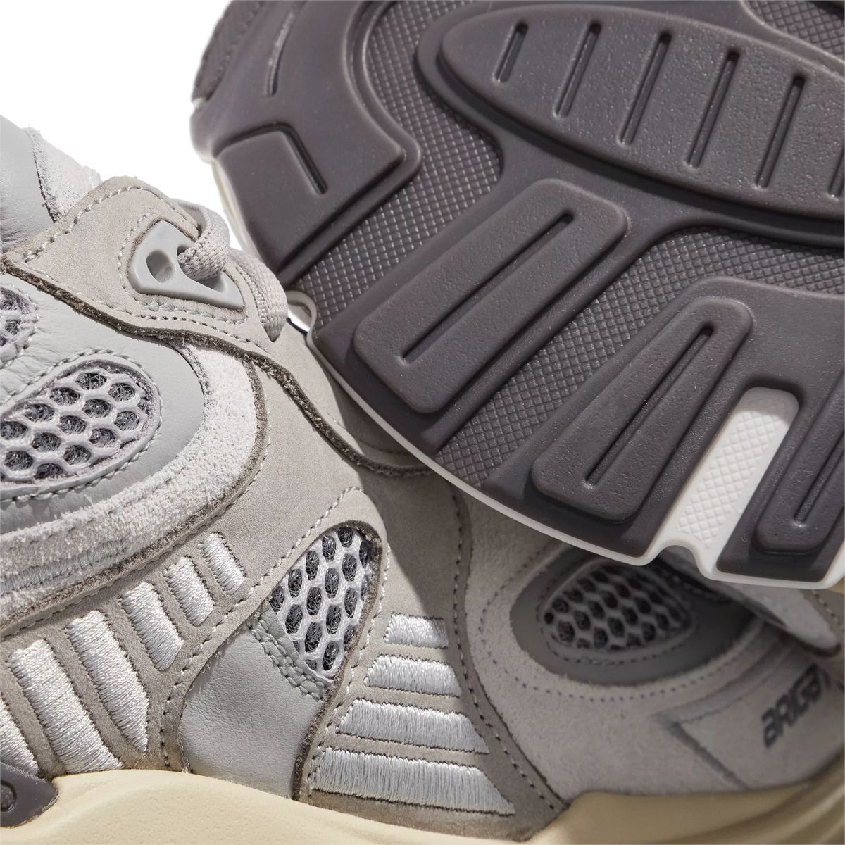 Sphere Runner Low-Top Sneaker