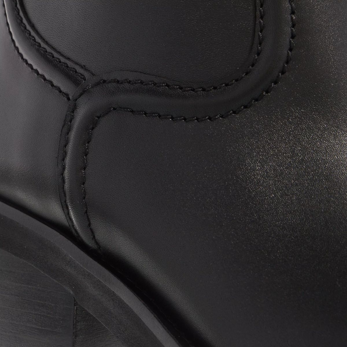 Klassische hohe Lederstiefel mit Absatz