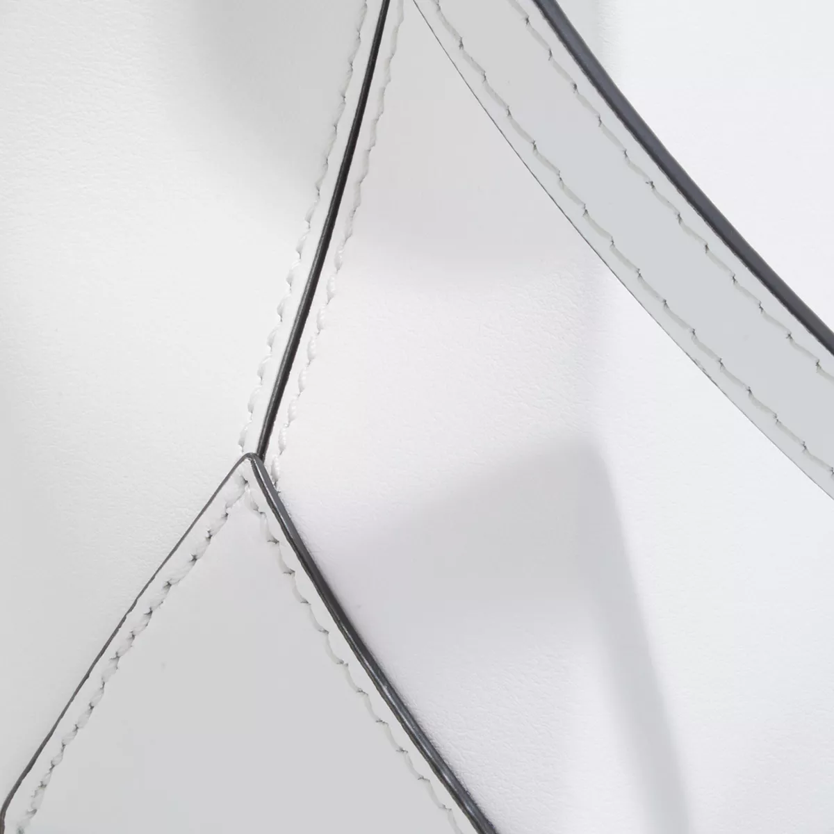 Minimalistische weiße Schultertasche mit Riemen