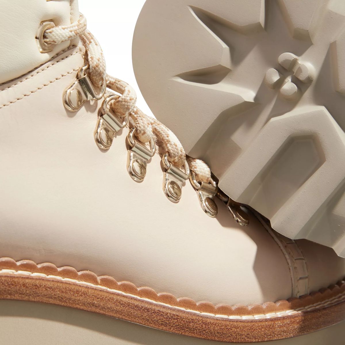 Cremefarbene Leder-Stiefeletten mit Strickbund