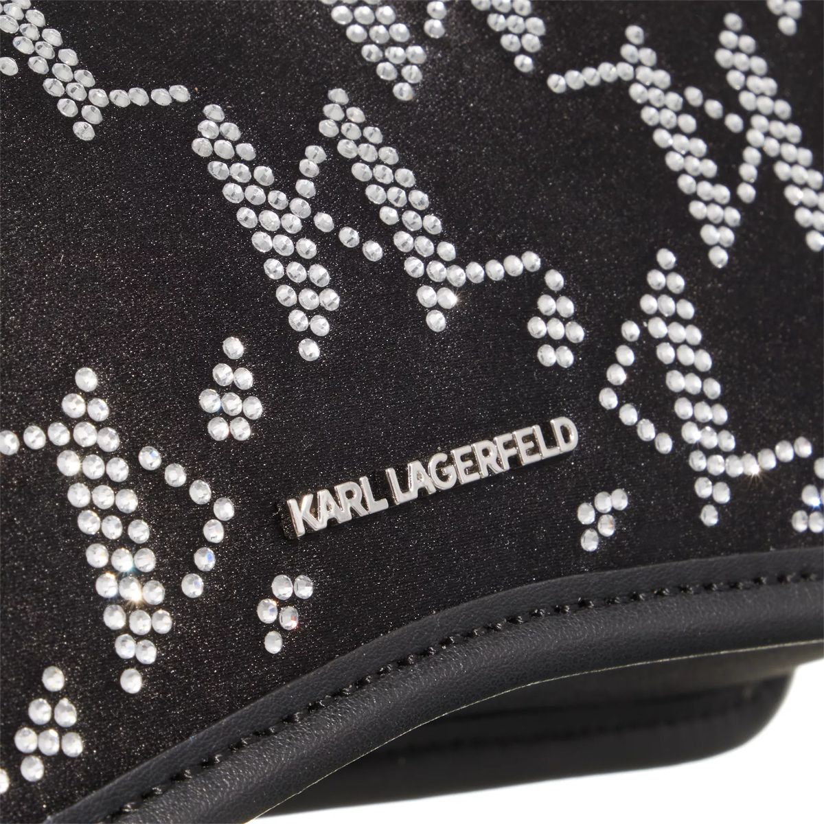 Schultertasche mit Strass-Logo und Kette