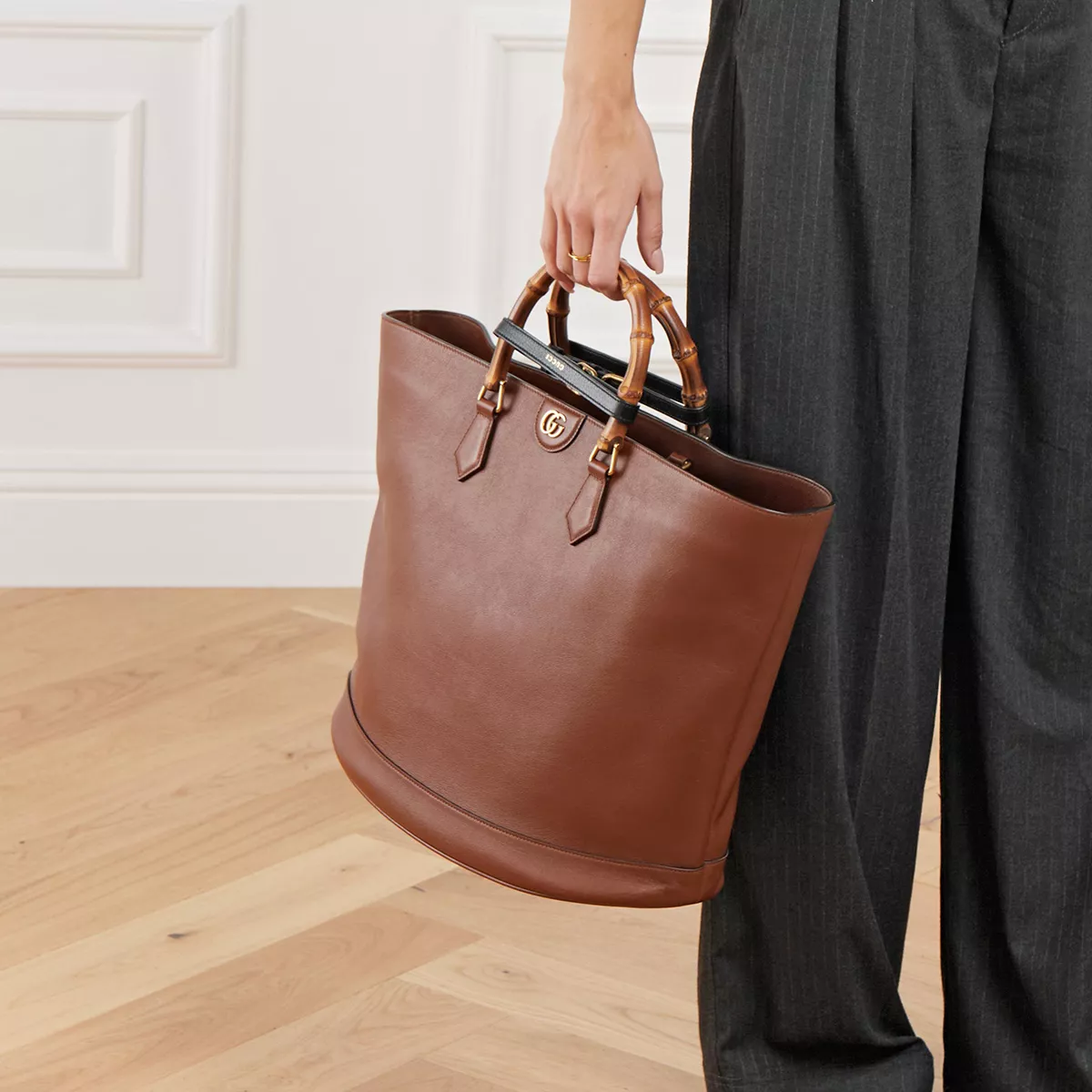 Elegante Leder-Tote mit Bambusgriff