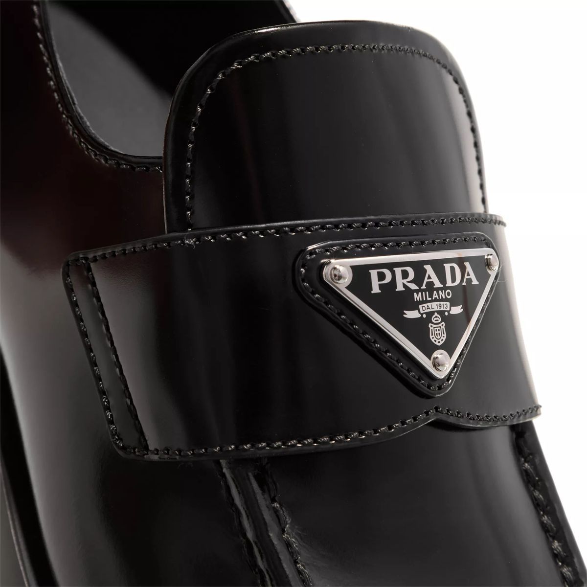 Prada Lackleder Loafer mit Logo-Applikation