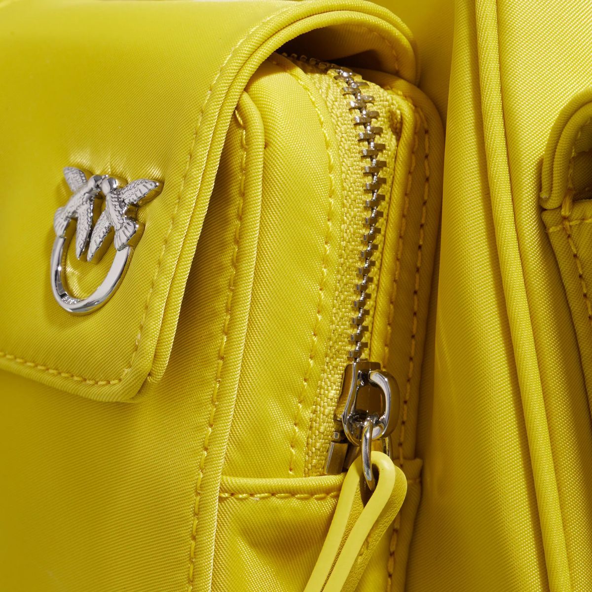 Gelbe Schultertasche mit Cargotaschen