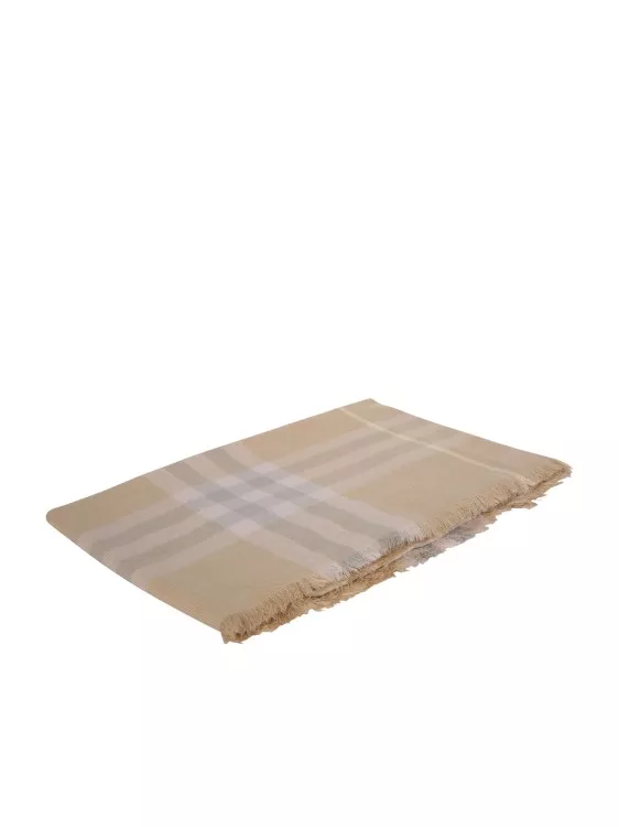 Klassischer Wollschal mit Karomuster