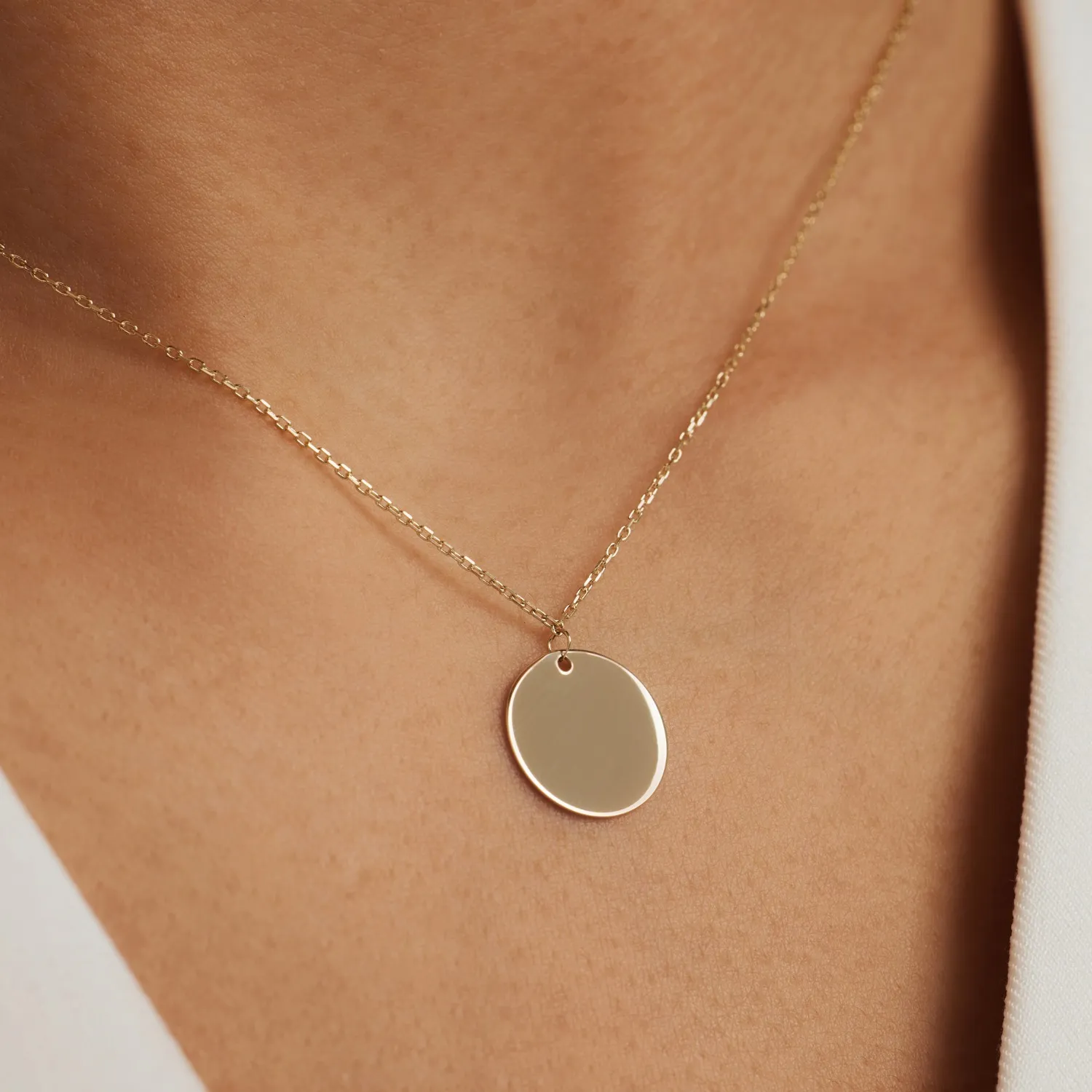 Minimalistische Goldene Halskette mit Anhänger