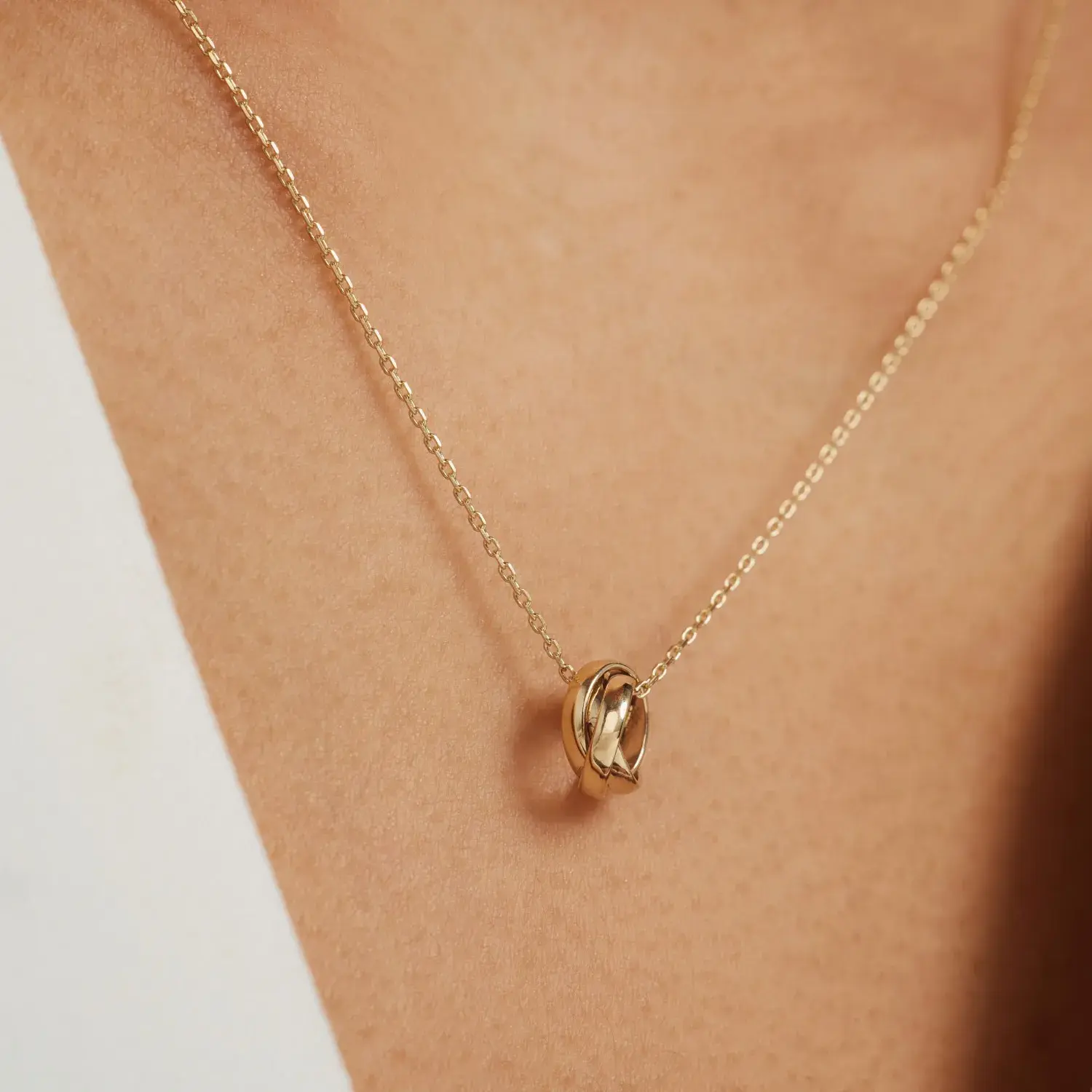 Zarte goldene Halskette mit Knotenanhänger