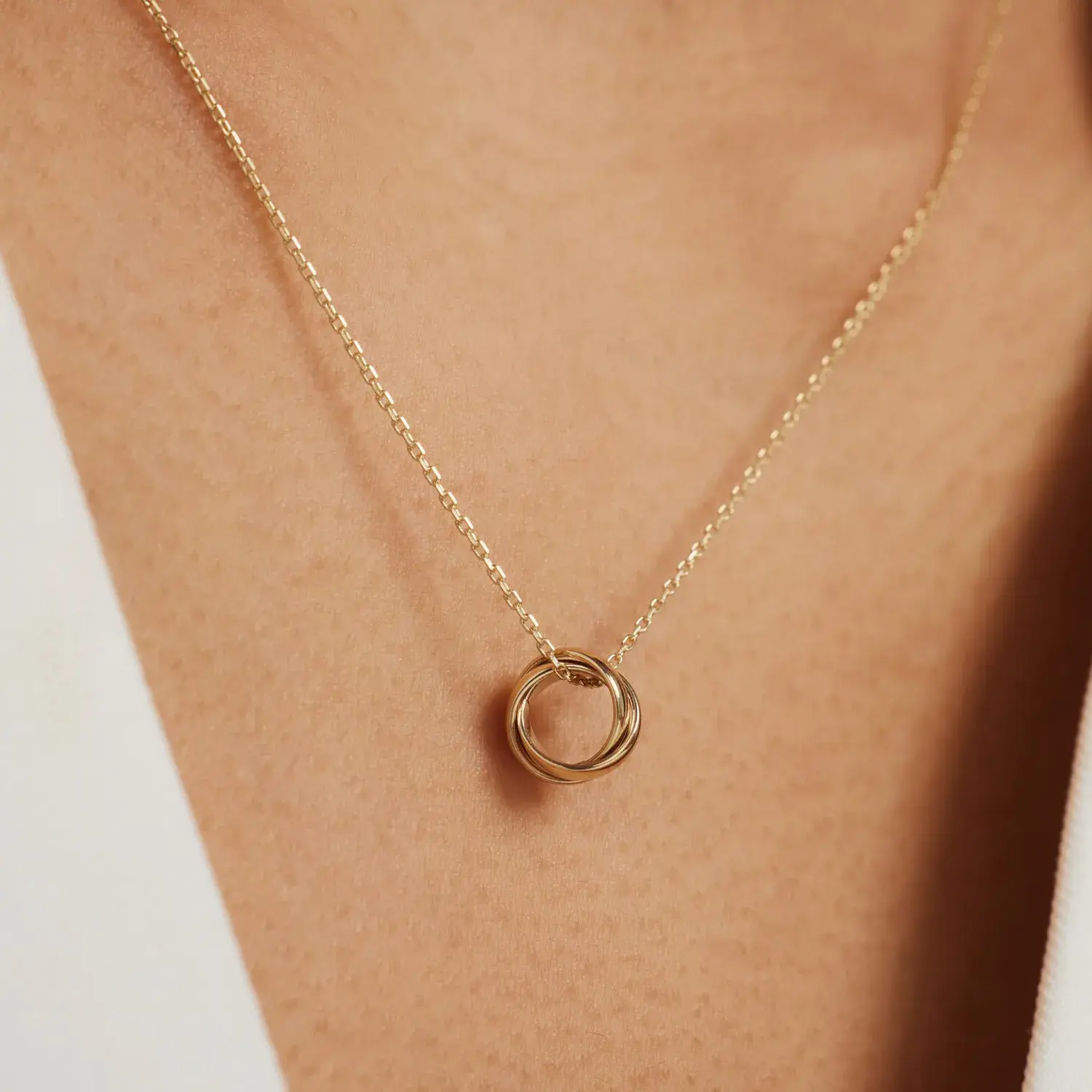 Zarte goldene Halskette mit Knotenanhänger