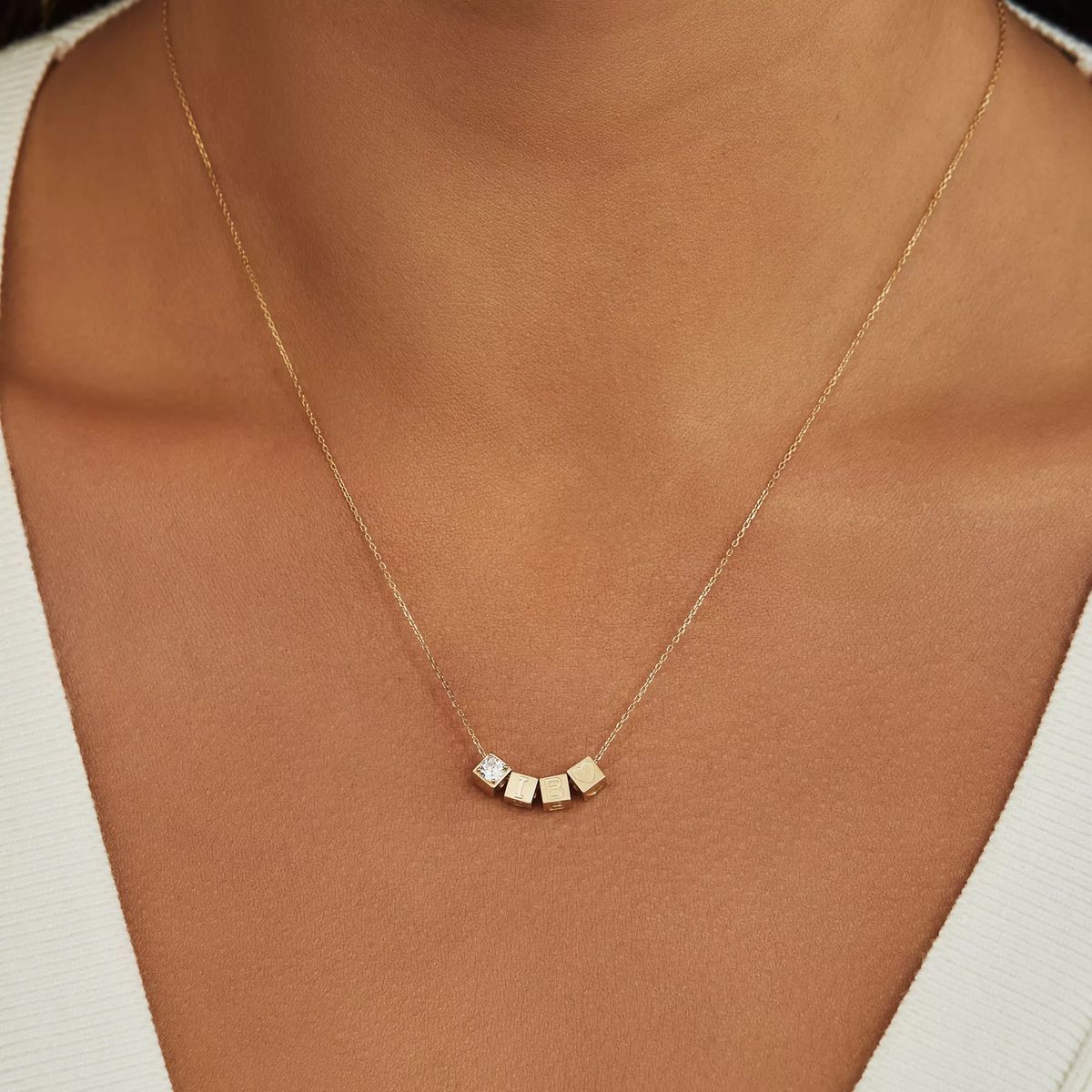 Zarte Goldwürfel-Charm-Halskette